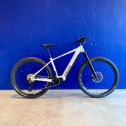 **OUTLET STOCKHOLM** Feddz PH-1 Elmountainbike, vit 43 cm (630 Wh batteri)