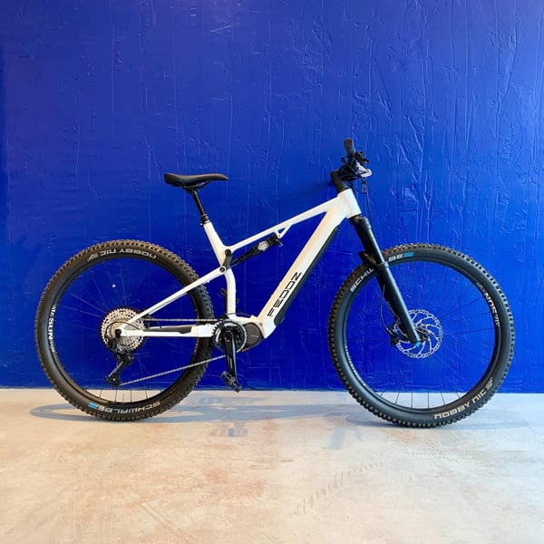 **OUTLET STOCKHOLM** Feddz PF-1 heldämpad elmountainbike, vit 48 cm (630 Wh batteri) 