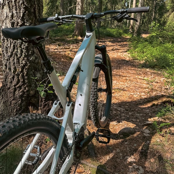 Feddz PF-1 heldämpad elmountainbike, vit (630 Wh batteri)